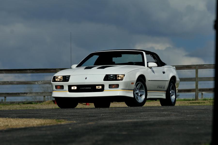  Chevrolet Camaro IROC-Z Convertible 1988 года  (фото 3 из 18)